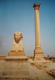Pompejussäule mit Sphinx
